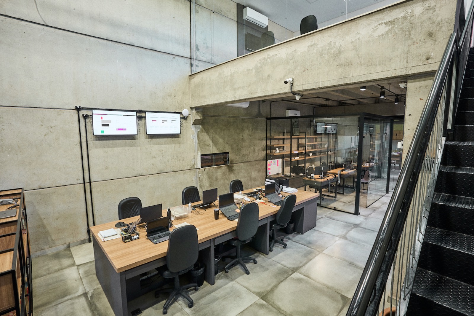 Equipe comercial em estações de trabalho no escritório